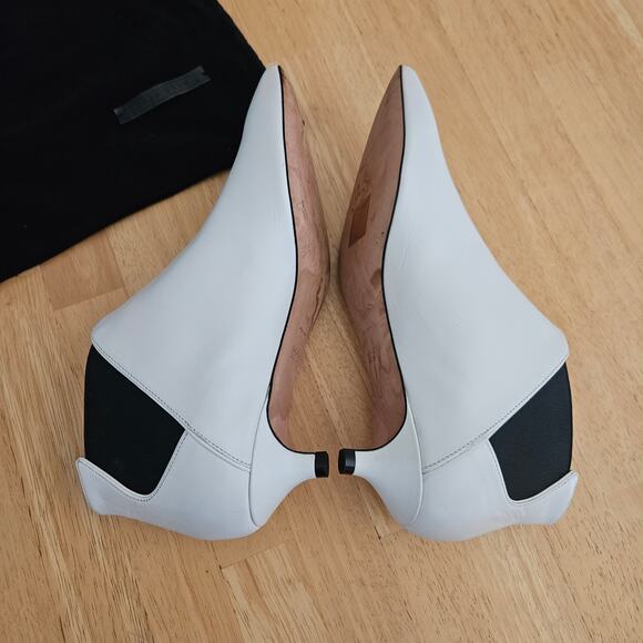 Hugo Boss White Leather Ankle Boots Pull-on Kitten Heel sz 39.5 FLAW - Picture 6 of 11